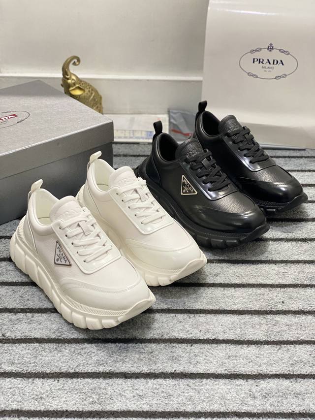 Prada* 高端精品 普拉达新款男士休闲运动鞋，高端品质 鞋面荔枝纹牛皮拼接，牛皮内里~ 透气舒适 原厂tpu大底 轻质柔软 脚感超级好 舒适度满分。黑白~2